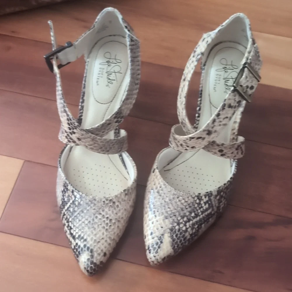 Life Stride Tan Heels with Snakeskin Pattern Size 8.5